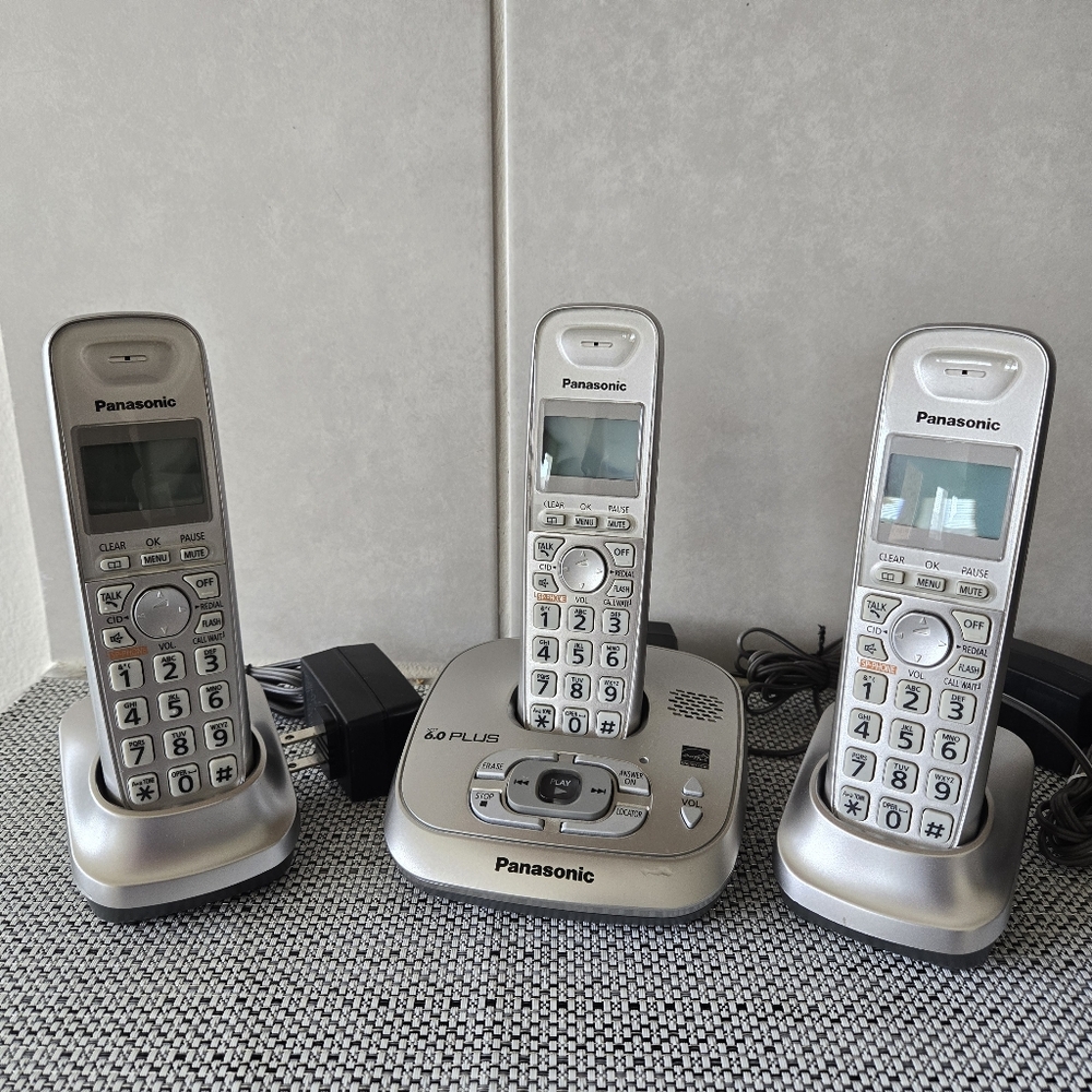 Panasonic dect 6.0 cordless phone system set of 3 Phones + 3 chargers +3 bases